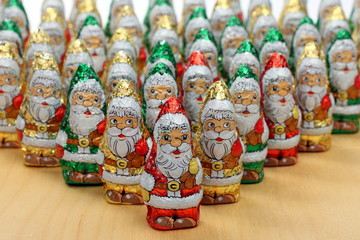 Fototapeta premium vierzig Schokoladenweihnachtsmänner