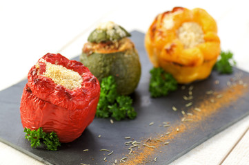 poivrons et courgette ronde farcis sur ardoise 2