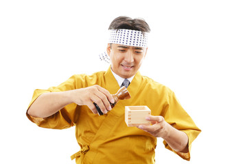 お銚子を持つ笑顔の寿司職人
