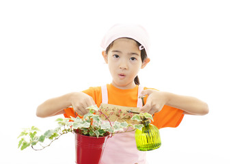 植物の世話をする女の子