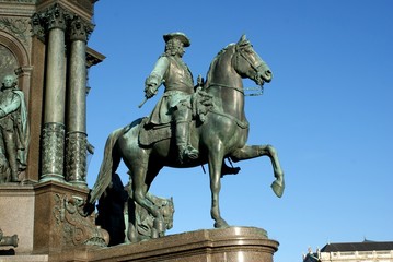 Fototapeta na wymiar Kaiserliche Bronzestatue in Wien
