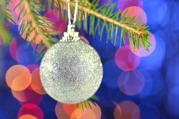 bombka wisząca na choince na tle bokeh