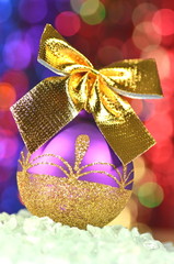 dekoracja bożonarodzeniowa, kolorowa bombka ze złotą kokardą - obrazy, fototapety, plakaty