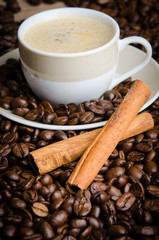 kaffee mit zimt und kaffeebohnen