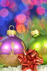 dekoracja bożonarodzeniowa, kolorowe bombki na tle bokeh - obrazy, fototapety, plakaty