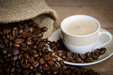 sack mit kaffeetasse und kaffeebohnen