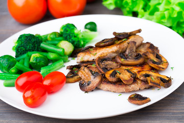 Grilled steak with mushrooms and vegetables