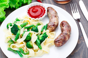 Fettuccine with vegetables and fried sausages