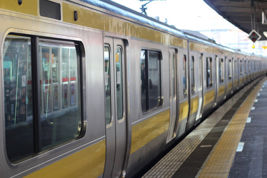 プラットフォームの黄色の電車