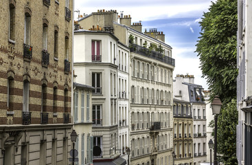 Fototapeta na wymiar Budynki mieszkalne w Paryżu