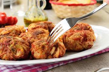 Involtini di verza ripieni di carne al pomodoro