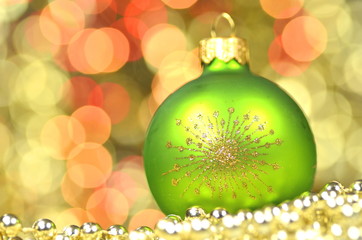 dekoracja bożonarodzeniowa, kolorowa bombka na tle bokeh © Darios