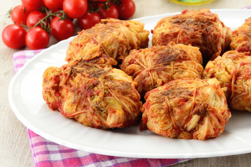 Involtini di verza ripieni di carne al pomodoro