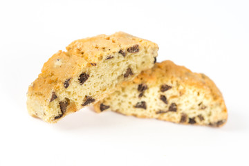 Cantucci al cioccolato su sfondo bianco