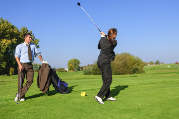 junges Paar beim Golf