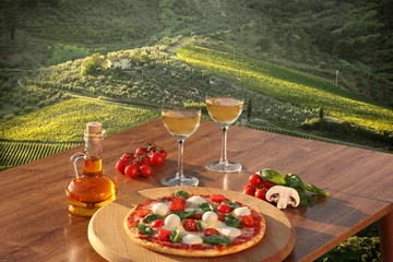 Tuinposter Italiaanse pizza en glazen witte wijn in Chianti, Italië © Tomas Marek