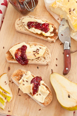 Toastbrot mit Camembert und Marmelade