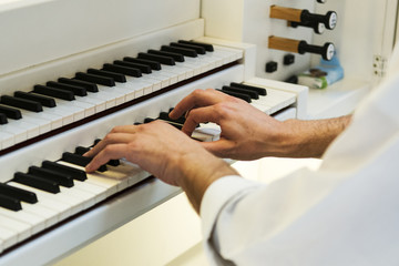 Hands on the piano at a concert