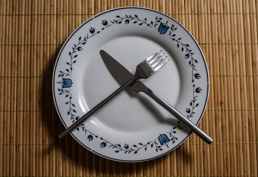 Plate and cuttlery on the table