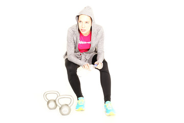 sportliche Frau mit Kugelhanteln