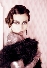 glam girl im 20er Jahre Style mit smokey eyes, Pailletten Kleidchen und Pelz Stola 