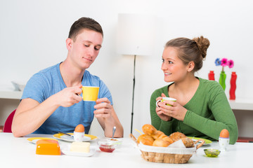 Obraz na płótnie Canvas studenten beim frühstück
