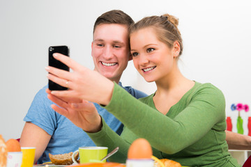 gemeinsames foto beim frühstück