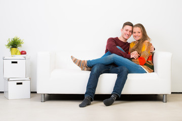 pärchen kuschelt auf dem sofa