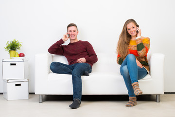 Obraz premium paar telefoniert mit dem smartphone