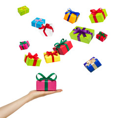fliegende Geschenke vor weißem Hintergrund