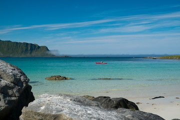 Fototapeta na wymiar Kajak w pięknej czystej wody z wysp Lofoty, Norwegia