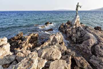 Fototapeta na wymiar Opatija Croazia Scogliera Statua Spiaggia Tramonto