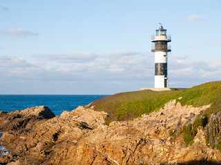 Fototapeta na wymiar Latarnia morska w Illa Pancha, Lugo, Galicia, Hiszpania.
