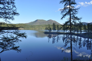 Landscape with a lake and mountains along the banks.