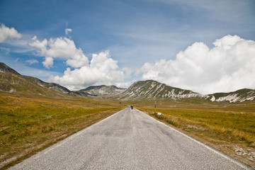 vallata e strada con moto   montagna italia