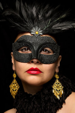 maschera di carnevale su donna misteriosa