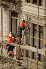 Arbeiten auf einem Gerüst in großer Höhe