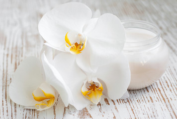 Obraz na płótnie Canvas Face cream with orchids flowers