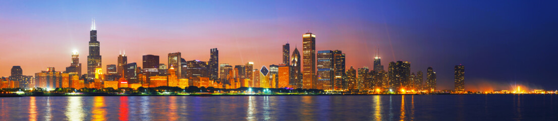 Naklejka premium Śródmieście Chicago, IL o zachodzie słońca