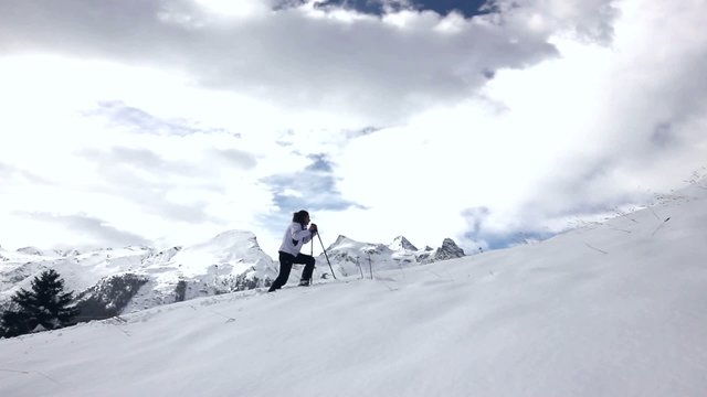 Ragazza che ciaspola in montagna