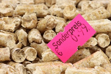 Holzpellets mit Preisschild
