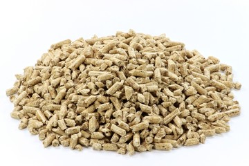 Holzpellets isoliert auf weißem Hintergrund
