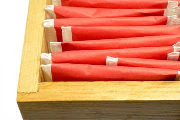 Teebeutel in der Holzkiste