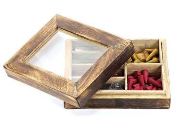 Kasten mit Räucherkerzen isoliert auf weißem Hintergrund