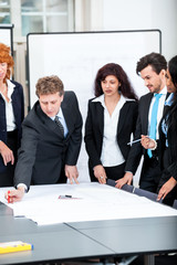 team gruppe konferenz mit architektur und bauplänen
