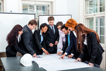 team gruppe konferenz mit architektur und bauplänen