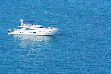 Fototapeta na wymiar yacht and blue water ocean