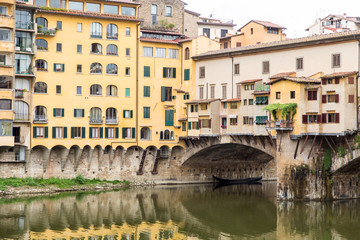 Fototapeta na wymiar Black Gondola Under Ponte Vecchio