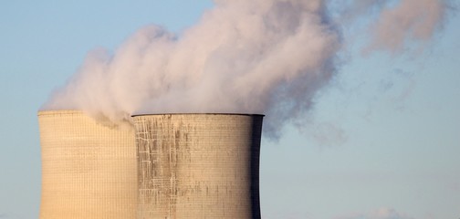 Cheminées d'usine productrice d'énergie