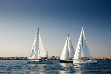 Fototapeta na wymiar ¯eglarstwo jachty z białymi żaglami statek
